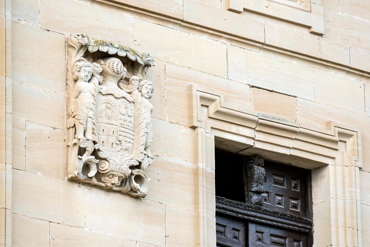 Palacio De *